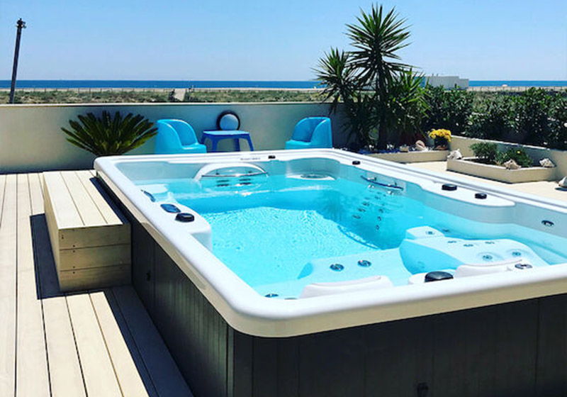 Spa de nage 400 Swimspa sur terrasse ensoleillée